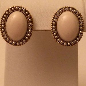 Pierced Earrings Classic Faux Pearl Off White A2.8